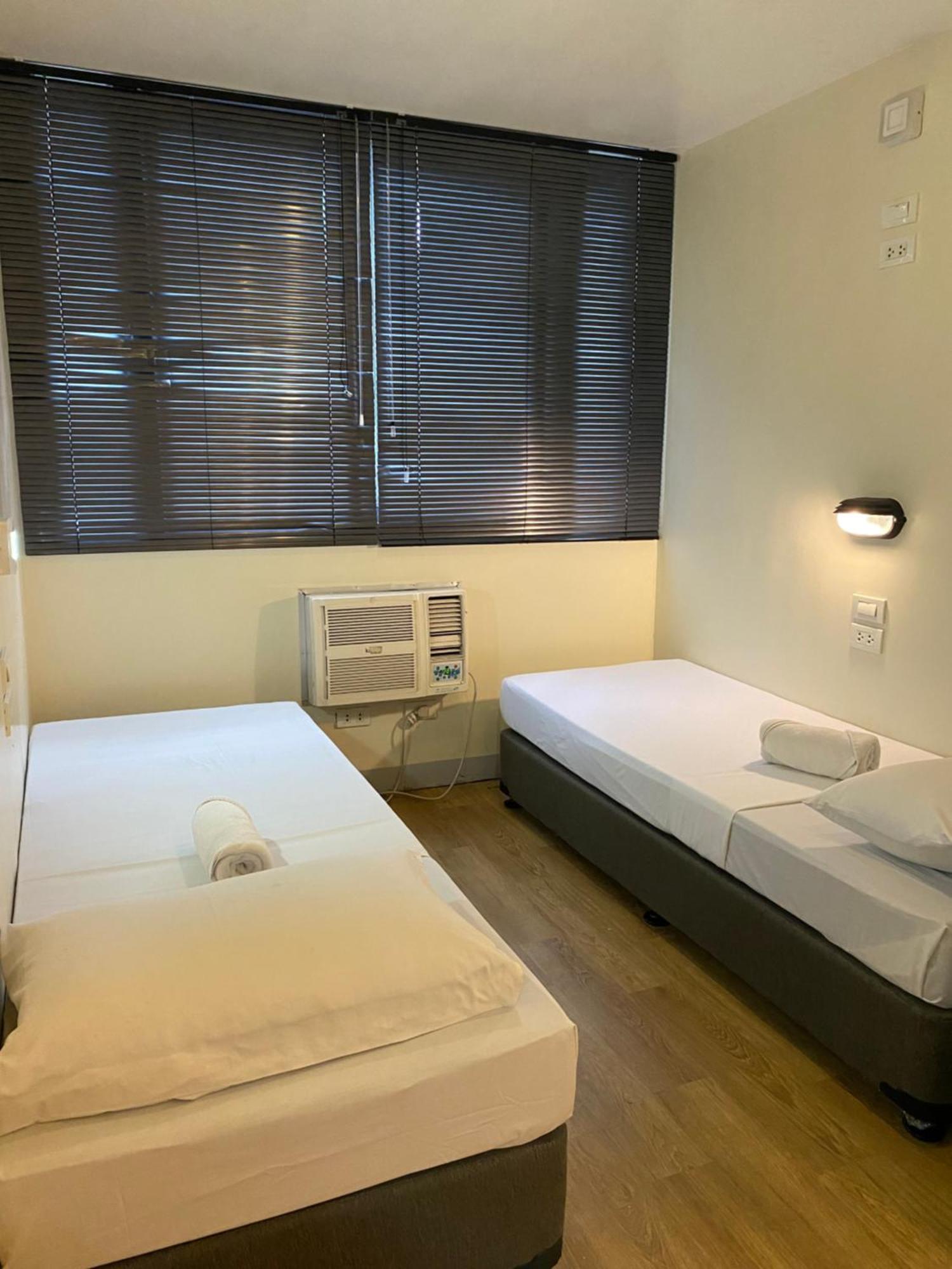 Burgos Hub Hostel Pasay Exterior photo